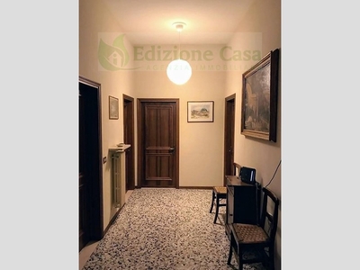 Villa bifamiliare in Vendita a Parma, 680'000€, 600 m²