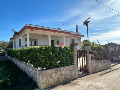 Villa con giardino a Grottaglie