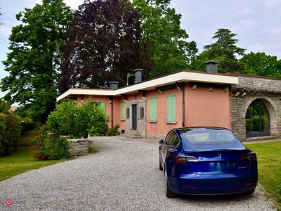 Villa in Affitto in Via Capolago a Varese