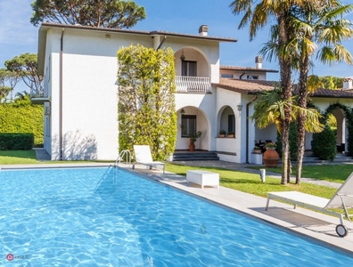 Villa in Affitto in Via Carlo Carra 18 a Forte dei Marmi