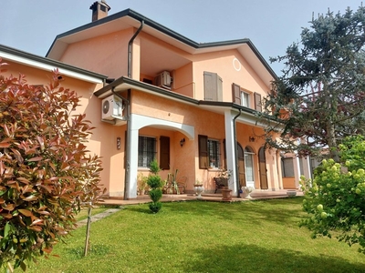 Villa in Vendita a Ferrara, zona San Bartolomeo in Bosco, 440'000€, 492 m²