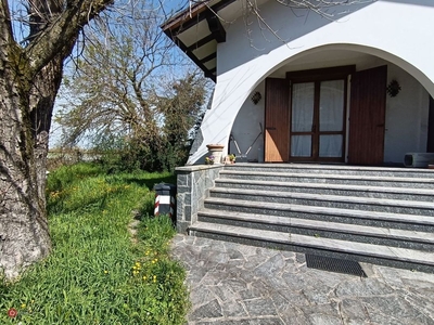 Villa in Vendita in Via degli Alpini a Piacenza
