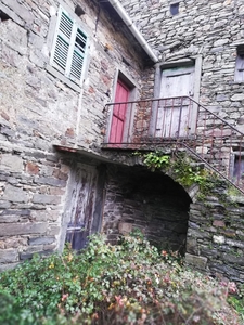 Casa indipendente da ristrutturare in zeri, Zeri