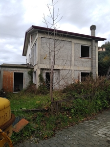 Casa indipendente in vendita in via isola 38, Ortonovo