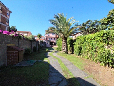 Villa con giardino in via venezia 38, Carrara