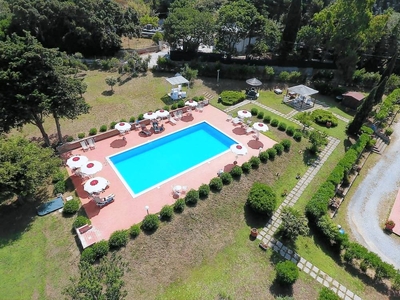 Alloggio a Campiglia Marittima con piscina, terrazza e giardino