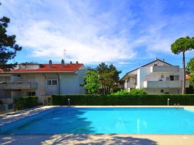 Appartamento a Lignano Pineta con piscina recintata