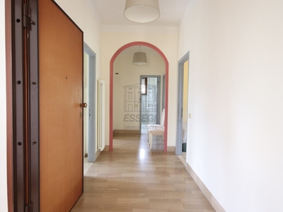 Appartamento in Vendita a Lucca, zona Est, 285'000€, 160 m², con Box