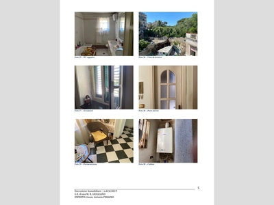 Appartamento in Vendita a Napoli, 104'062€, 162 m²