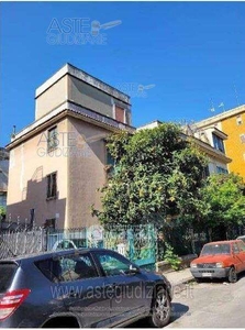 Appartamento in Vendita in Via Carlo de Marco 16 a Napoli