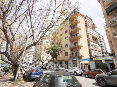 Appartamento in Vendita in Via Montepellegrino 147 a Palermo