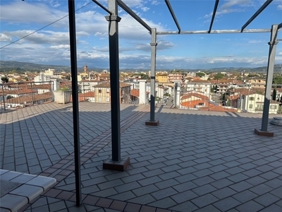 Attico con terrazzo, Empoli centro