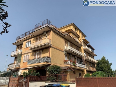 Bilocale in Vendita a Roma, zona Tor Bella Monaca, 120'000€, 70 m²