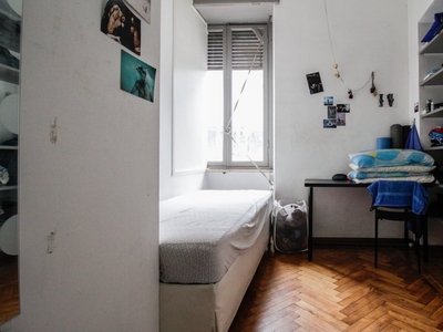 Camera arredata in appartamento con 6 camere da letto a Vanchiglia, Torino
