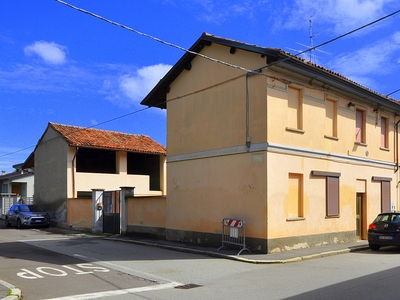 Casa indipendente con giardino a Inveruno