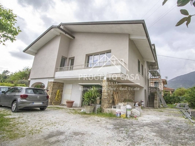 Casa indipendente con terrazzo a Camaiore