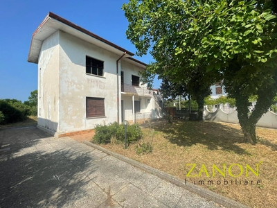 Casa indipendente con terrazzo a Capriva del Friuli