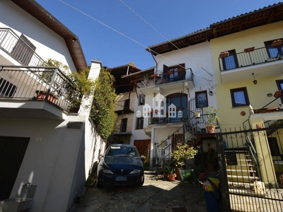 Casa indipendente con terrazzo, Val di Chy pecco