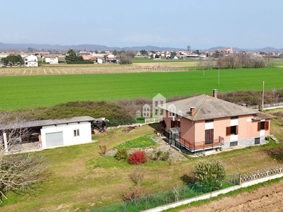 Casa indipendente in vendita a Alice Castello