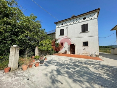 Casa Indipendente in Vendita a Benevento, zona CONTRADE, 170'000€, 254 m²