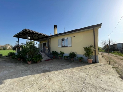 Casa Indipendente in Vendita a Benevento, zona CONTRADE, 219'000€, 146 m²