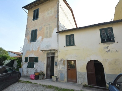 Casa Indipendente in Vendita a Lucca, zona San Concordio Contrada, 120'000€, 140 m²