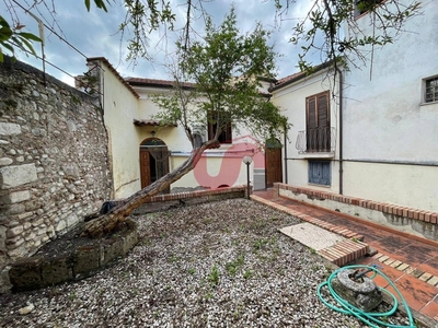 Casa Semi Indipendente in Vendita a Benevento, zona CENTRO STORICO, 165'000€, 300 m²