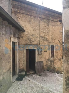 Casa singola da ristrutturare, in vendita a Magliano De' Marsi