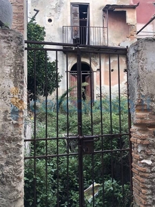 Casa singola da ristrutturare, in vendita in Via Eudichio Mangano, Messina