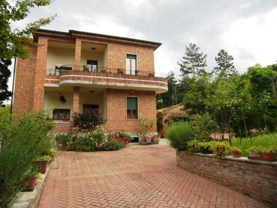 Villa Singola in Vendita in Toscana: Eleganza, Comfort e Bellezza Paesaggistica