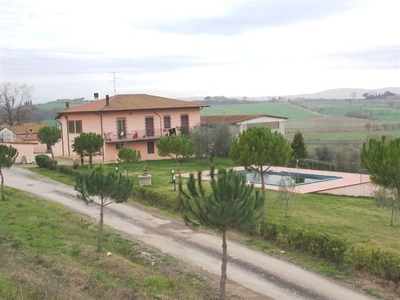 In Vendita: Azienda Agraria con Vigneto e Strutture Ristrutturate a Cortona, Toscana