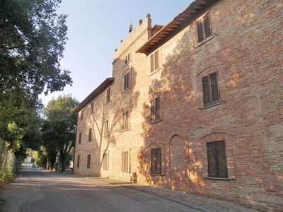 In Vendita: Storica Villa Panoramica a Castiglione del Lago, Umbria