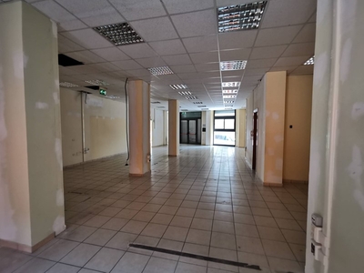 Immobile commerciale in Affitto a Benevento, zona Centro, 1'300€, 150 m²