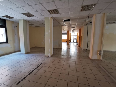 Immobile commerciale in Affitto a Benevento, zona Centro, 650€, 80 m²