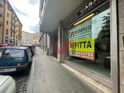Immobile commerciale in Affitto a Benevento, zona CENTRO STORICO, 2'900€, 250 m²