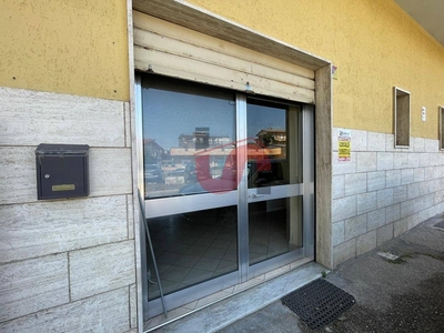 Immobile commerciale in Affitto a Benevento, zona Mellusi, 350€, 30 m²