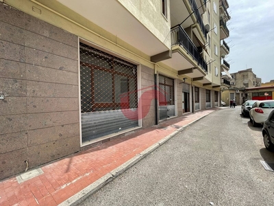 Immobile commerciale in Vendita a Benevento, zona Ferrovia, 455'000€, 630 m²