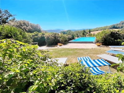 Piccola casa a Spoleto con terrazza, giardino e piscina