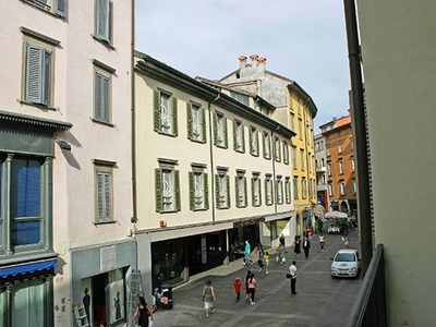 Trilocale in Affitto a Bergamo, zona Centrale, 1'700€, 141 m²