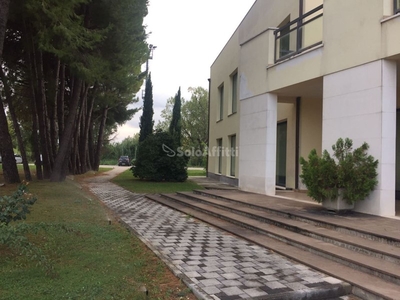 Ufficio in Affitto a Chieti, zona Chieti Scalo, 12'000€, 2240 m²