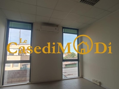 Ufficio in Affitto a Livorno, 2'600€, 268 m²