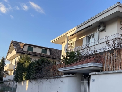 Villa Bifamiliare in vendita a Frosinone - Zona: Centro