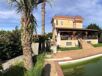 Villa con giardino in via masseria vecchia snc, Giugliano in Campania