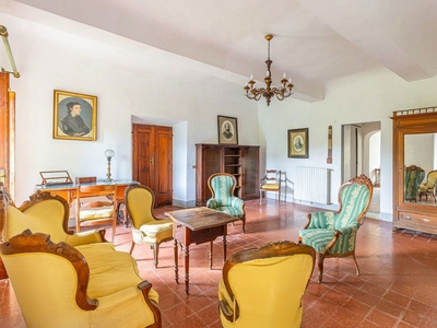 Villa di 1200 mq in vendita - Arezzo