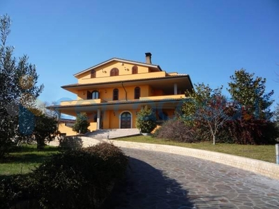 Villa in ottime condizioni, in vendita a Torrevecchia Teatina