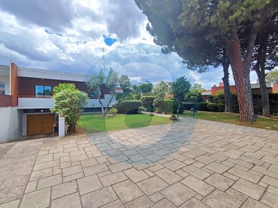 Villa in Vendita a Bari, zona Carbonara, 650'000€, 210 m²
