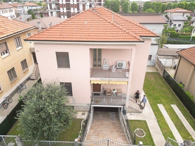 Villa in vendita a Fara Gera D'adda Bergamo