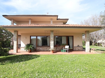 Villa in Vendita a Lucca, 750'000€, 300 m², con Box