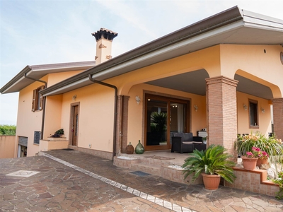Villa in vendita a Sermoneta Latina Pontenuovo