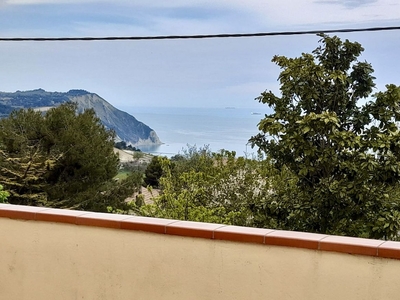 A27 - Poggio, quadrilocale con vista sul mare di Portonovo